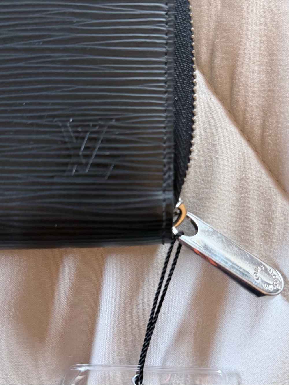 Louis Vuitton Zippy Wallet in Black Epi leather with silver hardware - Picture 10 of 14